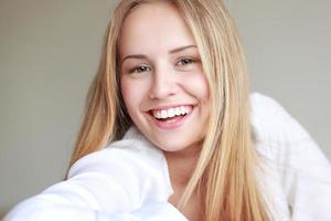 menina adolescente sorrindo foto