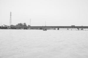 ganga como visto em garh mukteshwar, uttar pradesh, índia, acredita-se que ganga seja o rio mais sagrado para os hindus, vista de garh ganga brij ghat, que é famoso lugar religioso para hindu - preto e branco foto