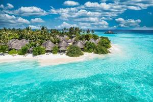 ilha paradisíaca maldivas. paisagem aérea tropical, costa costeira de paisagem marinha, villas de bangalôs de água com incrível praia de lagoa do mar. destino de turismo exótico, fundo de férias de verão. viagem aérea foto