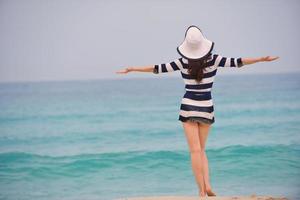 mulher bonita feliz aproveitando as férias de verão foto