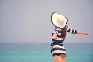 mulher bonita feliz aproveitando as férias de verão foto