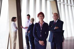 grupo de empresários diversos com mulher ruiva na frente foto