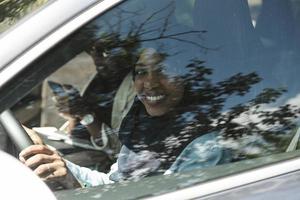 casal de mulher árabe viajando de carro foto