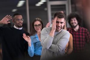 um grupo de jovens empresários se diverte jogando jogos interessantes enquanto faz uma pausa no trabalho em um escritório moderno. foco seletivo foto