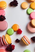 composição de macarons. moldura feita de bagas de outono e macarons. outono, conceito de outono. configuração plana, vista superior, espaço de cópia foto