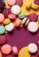 composição de macarons. moldura feita de bagas de outono e macarons. outono, conceito de outono. configuração plana, vista superior, espaço de cópia foto