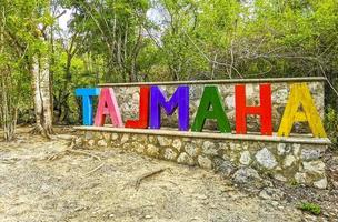 playa del carmen quintana roo méxico 2022 letras fonte símbolo estátua caverna sumidouro cenote tajma ha méxico. foto