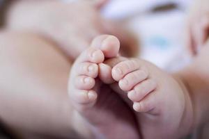 pés de bebê foto