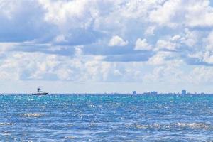 barcos iates navio jetty beach em playa del carmen méxico. foto