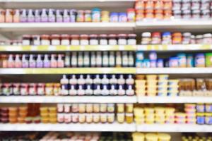prateleiras de produtos de supermercado exibem fundo desfocado abstrato foto