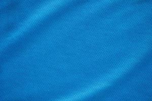camisa de futebol de roupas esportivas de tecido azul com fundo de textura de malha de ar foto
