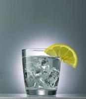 água mineral com gelo e limão close up
