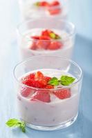 café da manhã saudável com iogurte e morango