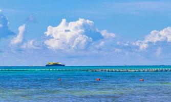 barcos iates navio jetty beach em playa del carmen méxico. foto