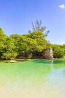 pequena e linda caverna de cenote com rio azul turquesa água méxico. foto