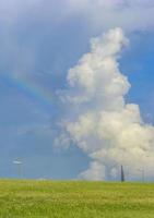 lindo arco-íris e nuvens no horizonte em bremerhaven alemanha. foto