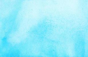pintura de fundo azul ciano claro em aquarela. manchas de aquarela azul céu brilhante no papel. pano de fundo artístico. foto