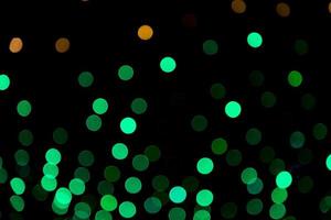 efeitos de luz bokeh abstratos de desfocagem verde na textura de fundo preto à noite foto