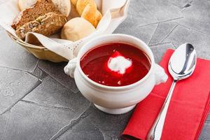 borsch vermelho nacional ucraniano e russo com creme de leite e ervas. foto