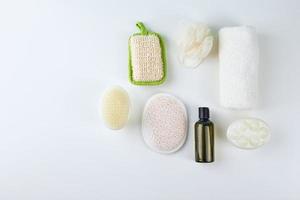 acessórios de banheiro - shampoo, bucha, toalha, sal de banho e escova corporal foto