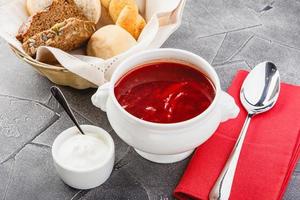 borsch vermelho nacional ucraniano e russo com creme de leite e ervas. foto