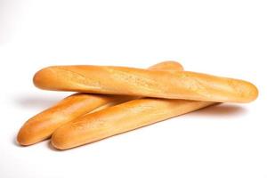 deliciosa baguete francesa de pão fresco em um fundo branco deliciosa baguete francesa de pão fresco em um fundo branco foto