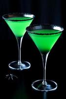 martinis de maçã verde em taças foto