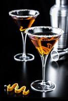 martinis cítricos laranja em fundo preto foto