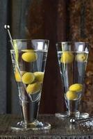 martinis sujos em copos de shot