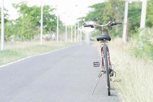 paisagem de primavera com bicicleta na estrada foto