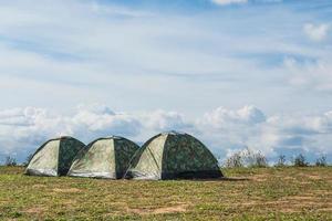 acampamento de primavera de manhã e tenda na paisagem, floresta de montanha foto