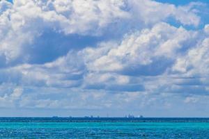 vista panorâmica da paisagem tropical para a paisagem urbana da ilha de cozumel, méxico. foto