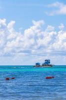 barcos iates navio jetty beach em playa del carmen méxico. foto