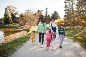 mãe com quatro filhos no parque lednice, república tcheca. foto