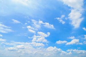 nuvens brancas suaves no vasto céu azul foto
