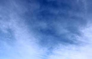 panorama deslumbrante da formação de nuvens cirros em um céu azul profundo foto