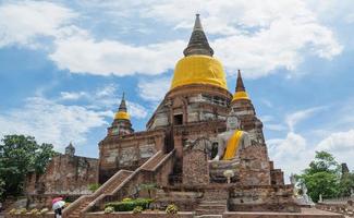 Tailândia. parque histórico wat yai chaimongkol. pagode do templo em ayutthaya foto