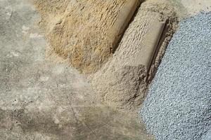 areia e rocha trituradas usadas para estrada, jardim, parede, construção ou fundo de design de textura usado foto