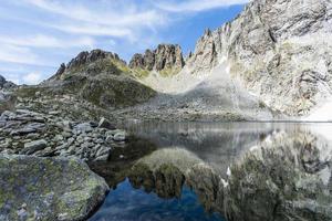 2022 06 04 lago cimadasta entre picos de granito 3 foto