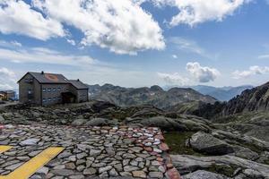2022 06 04 cabana alpina cimadasta entre os picos de granito foto