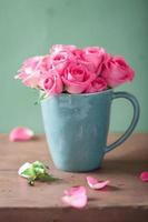 lindo buquê de rosas em um vaso foto