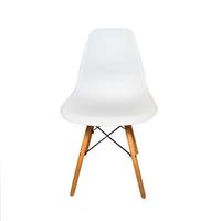 cadeira moderna branca com pés de madeira. vista frontal foto