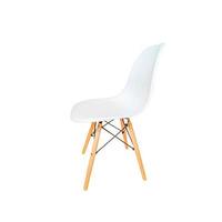 cadeira moderna branca com pés de madeira. vista lateral foto