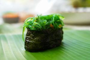 sushi de algas marinhas é um prato japonês simples. os frutos do mar são deliciosos. conceito de restaurante de sushi. foto