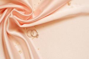 cortinas de cetim com pérolas e anéis de casamento