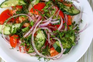 salada de legumes no prato vista de perto foto