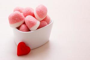 geléias rosa ou marshmallows com açúcar na tigela