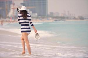 mulher bonita feliz aproveitando as férias de verão foto