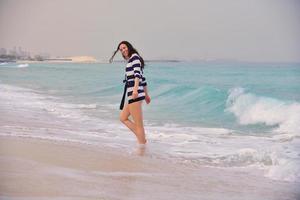 mulher bonita feliz aproveitando as férias de verão foto