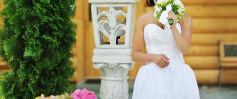 jovem noiva elegante usando lindo vestido de noiva.